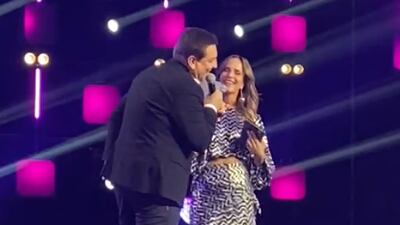 El inicio del reality El Gran Hermano de Chilevisión está prácticamente a la vuelta del esquina, o más bien de la cordillera. Este jueves el canal lanzó con bombos y platillos, desde el estudio de The Voice, su próximo ambicioso programa. Ocasión donde presentaron también presentaron la próxima teleserie “Dime con quién andas”, protagonizada por Mane Swett, Cristian Riquelme y Cristian Arriagada.
Sin embargo, toda la expectación estuvo con los detalles del televisado encierro que ha conmovido al mundo entero y el cual contará por primera vez con una versión nacional.
La primera sorpresa que dieron a conocer desde Machasa fue la participación de Julio Cesar Rodríguez, quien acompañará a Diana Bolocco en la animación, durante tres de los cinco días que se transmitirá el programa por la señal abierta. Puesto que el encierro se transmitirá 24/7 y sin editar a través de la aplicación Pluto TV, pero de jueves a domingo por las pantallas de CHV.
Haciendo un alto a sus funciones en el matinal “Contigo en la mañana” Julio Cesar Rodríguez se arrancó unos minutos para estar en la presentación de El Gran Hermano, donde confesó que su sueño era animar junto a Diana Bolocco.
“Yo luché tanto por estar contigo acá toca estar en este programa, porque yo vi el fervor que produjo El Gran Hermano en Argentina, fue brutal” reveló el conductor de “Pero con Respeto” y “LaJunta”, tras grabar diversos comerciales durante el año pasado en el país vecino.
Si bien, aún no hay fecha de estreno y todavía no se anuncian los 18 elegidos, de los más de 10 que postularon de manera online y presencial, se informó que en el capítulo estreno Diana Bolocco estará en el estudio en Santiago junto a los familiares de los desconocidos participantes, mientras que “el JC que le dicen” le darán la bienvenida a los futuros rostros de la farándula, desde el estudio Telefé en Argentina, donde vivirán su encierro.