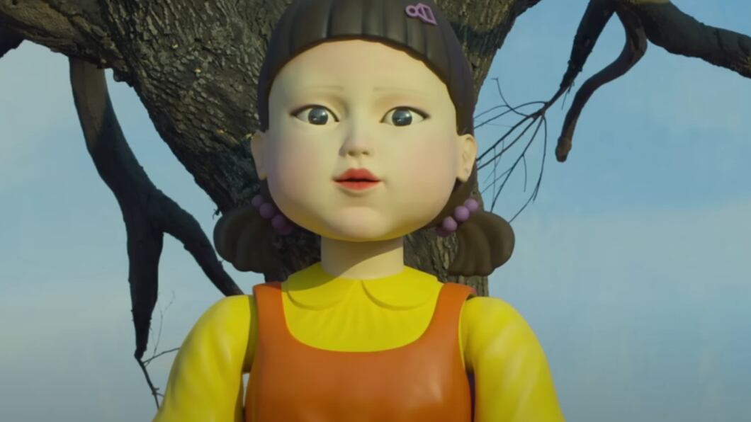 Escena de la muñeca gigante en la serie El juego del calamar.