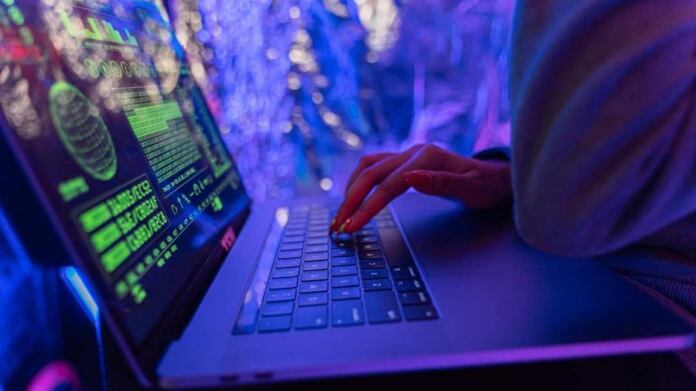 Equipo de TVN sufre lanzazo en plena transmisión: Roban teléfono a productor de “El medio día”