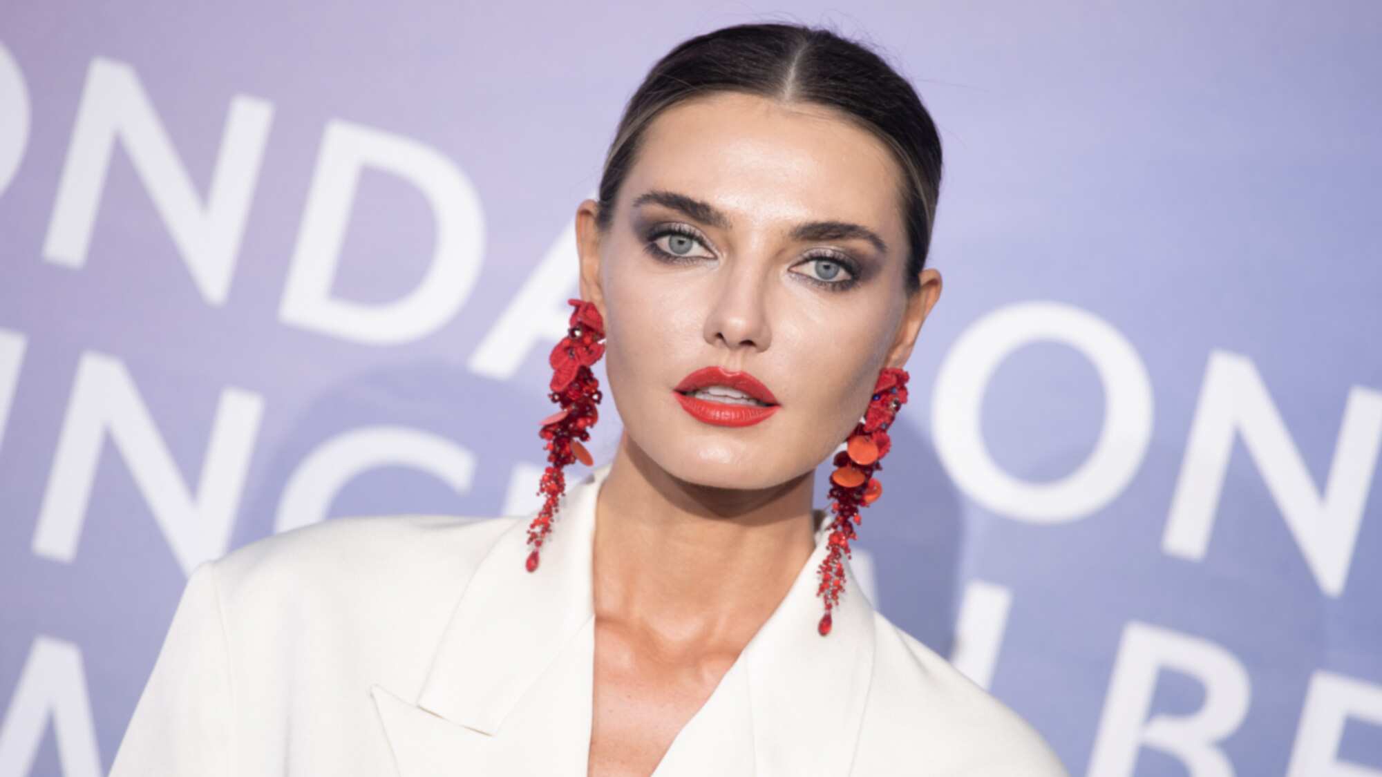 La modelo Alina Baikova levanta la voz contra Putin.