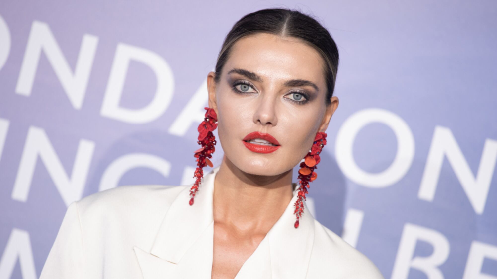 La modelo Alina Baikova levanta la voz contra Putin.