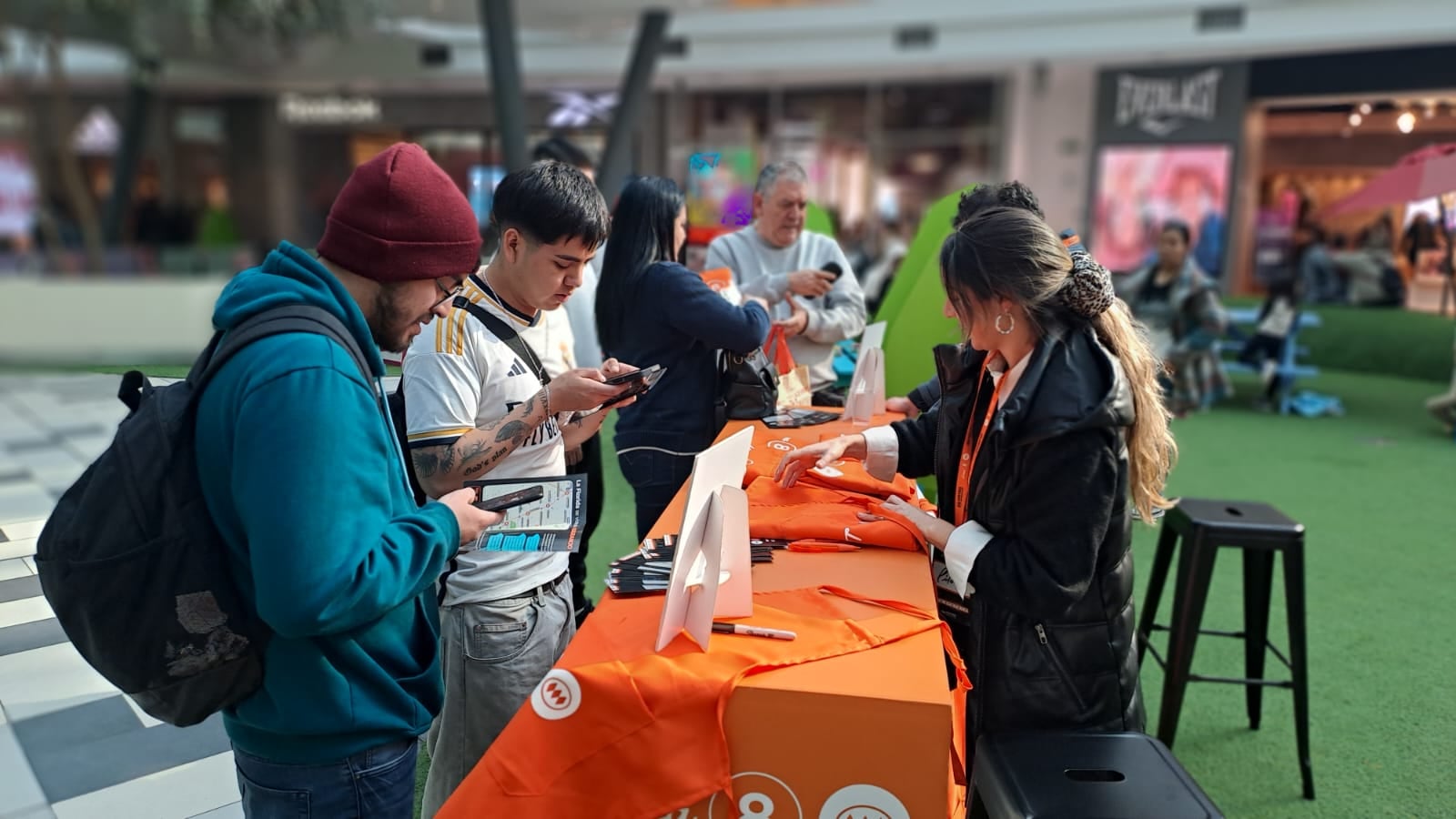 Metro entrega información de la Línea 8 del Metro