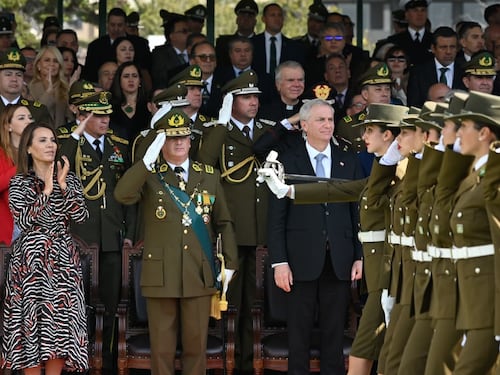 Aumento de sueldos y más dotación para “honrar a los héroes de Chile”: Presidente Kast anuncia medidas para Carabineros en su aniversario 99