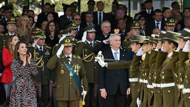Aumento de sueldos y más dotación para “honrar a los héroes de Chile”: Presidente Kast anuncia medidas para Carabineros en su aniversario 99