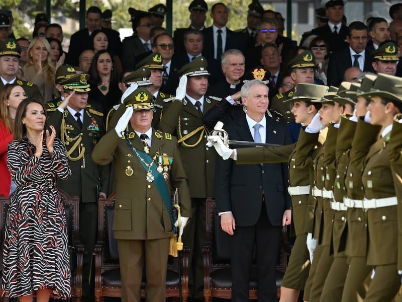 Aumento de sueldos y más dotación para “honrar a los héroes de Chile”: Presidente Kast anuncia medidas para Carabineros en su aniversario 99