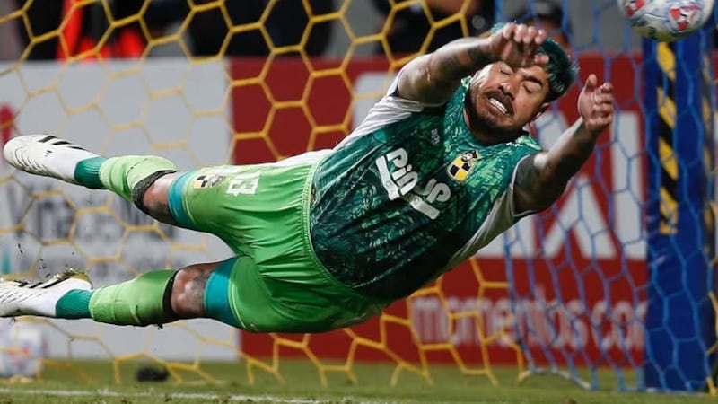 La locura del “Mono” Sánchez en la final contra la UC es elogiada en Argentina: “Increíble”