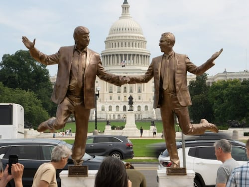 La Casa Blanca ordenó remover escultura de Trump y Epstein de la mano en Washington
