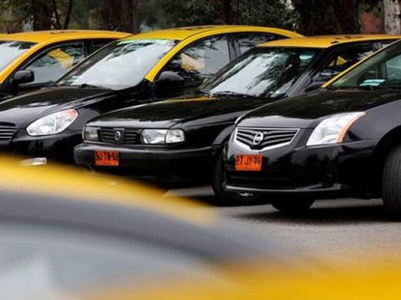 Reino Unido advierte a turistas que visiten Chile sobre robos de taxistas:  “Muchos visitantes extranjeros han sido estafados”