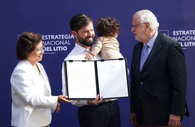 “No la pude dejar”: Presidente Boric llegó a La Moneda con su hija Violeta para firmar contrato del litio