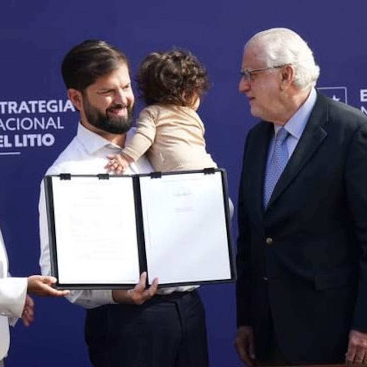 Presidente Boric firma contrato del litio con su hija Violeta en La Moneda Presidente Boric firma contrato del litio con su hija Violeta en La Moneda