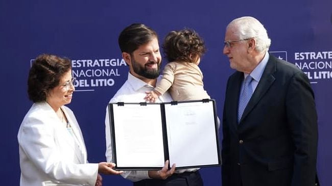 “No la pude dejar”: Presidente Boric llegó a La Moneda con su hija Violeta para firmar contrato del litio