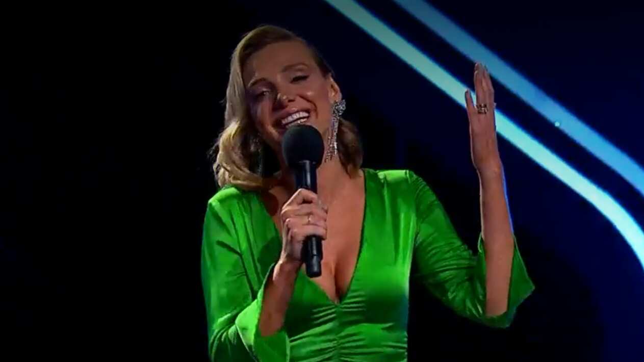 “Evidentemente, yo no soy Millaray Viera. Nuestra querida colega y amiga está un poquito enferma, pero nada grave para que no se preocupen en la casa”, comenzó diciendo la periodista.
“Le mandamos un besito gigante y que se recupere pronto”, agregó la animadora de El Discípulo del Chef, presentando al jurado, quien también le agradeció a Daiber el haber ayudado durante la jornada.
Cabe señalar que si bien Emilia Daiber sostuvo en el programa que lo suyo era un reemplazo, hace unas semanas se confirmó que ella será quien se haga cargo del programa, luego que Millaray Viera no renovara contrato con el canal.
“Es alguien con quien hemos trabajado harto, es súper talentosa y joven, llena de energía y ganas. Va a dar un paso gigante”, dijo el productor ejecutivo de Yo Soy, Carlos Valencia, a nuestro medio.