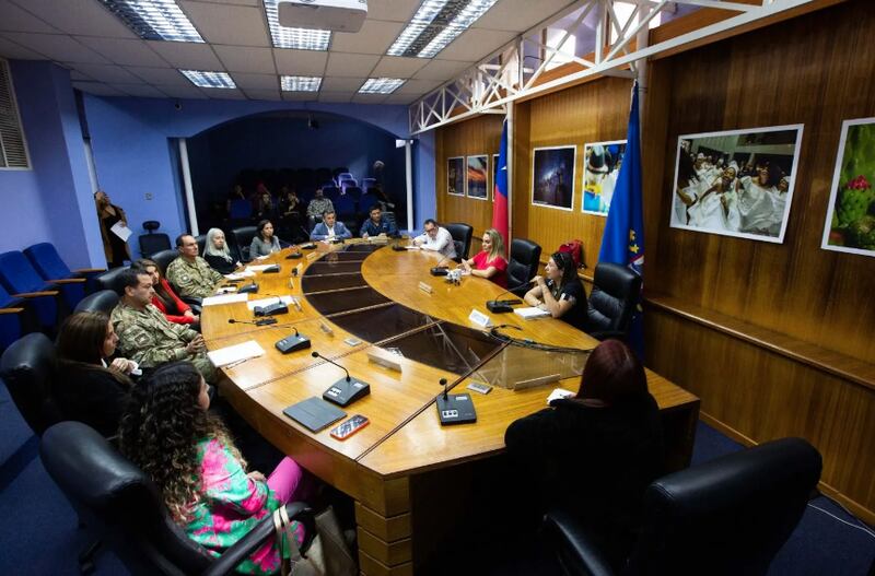 Ejército trasladará al militar hasta nuestra ciudad Manuel Norambuena
➡️ La información fue entregada durante una mesa de salud extraordinaria convocada por la concejala Carolina Medalla.
La concejala y presidenta de la comisión de salud, Carolina Medalla, convocó a una sesión extraordinaria para solucionar la problemática que afecta fuertemente al cabo primero Manuel Norambuena, quien se encuentra en Austin, Estados Unidos.
Norambuena lleva dos años fuera del país tratando la leucemia que lo afecta. Sin embargo, el estado avanzado de su enfermedad lo llevó a pedir ayuda para costear el traslado hasta Arica para ver a su familia e hijos.
Mediante esta gestión realizada a través de una reunión entre instituciones, el Ejército de Chile declaró que dispondrá de un avión para traer a Manuel directamente a la ciudad, con el objetivo de que pueda cumplir su deseo.
Jessica Norambuena, hermana de Manuel, agradeció a las autoridades por coordinarse para poder traer de vuelta al militar.
’Primero que todo quiero agradecer a la Municipalidad y en especial a Carolina Medalla por la gestión junto con el Ejército de Chile para que la llegada de mi hermano sea lo antes posible. Dentro de 24 horas se comprometieron a traerlo a la ciudad, para nosotros como familia es algo impagable. Gracias a todos’’, expresó.