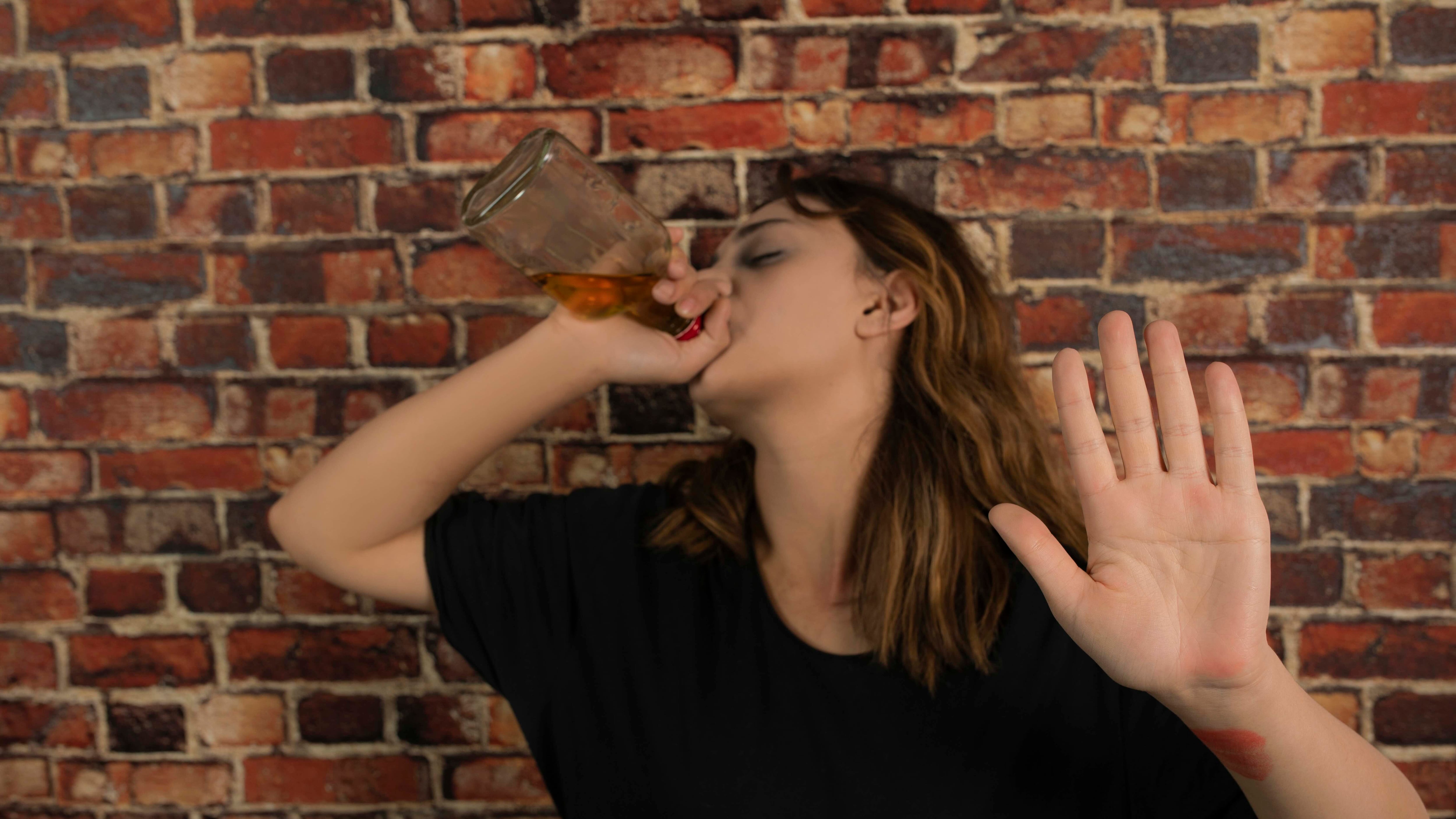 Las mujeres jóvenes consumen más alcohol que los hombres