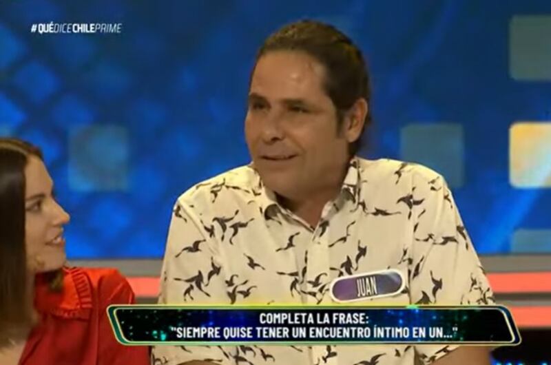 El actor Juan Falcón contó de un particular encuentro íntimo que tuvo arriba de un avión en el programa "Qué dice Chile Prime" de este jueves.