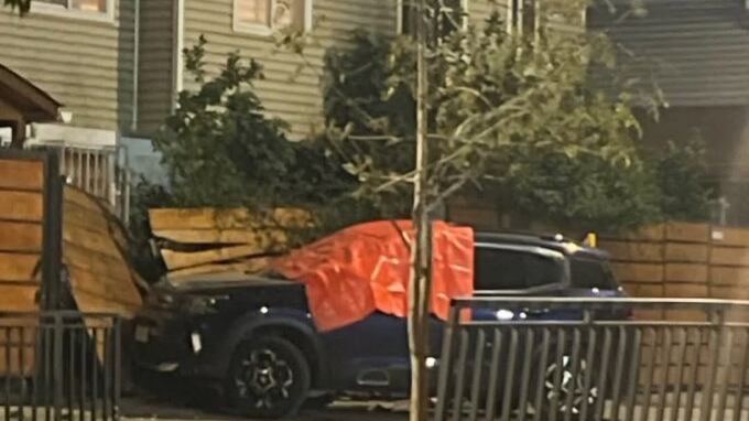 “Sobrevive el que tiene el arma. No triunfó la justicia, triunfó la fuerza“. Con esas palabras el diputado Republicano, Cristián Araya, resumió el actuar del carabinero de franco que abatió a un delincuente que le realizó una encerrona en Puente Alto.
Todo ocurrió durante la noche del jueves, cuando el oficial se encontraba al interior de su vehículo y fue interceptado por un grupo de cinco delincuentes.
En ese momento, la banda criminal desciende el auto y se acercan a intimidarlo con elementos contundentes, indicaron desde la PDI.
“Es interceptado por otro vehículo del cual descienden unos sujetos, los intimidan y el funcionario al verse víctima del delito de robo con intimidación repele este ataque con su arma efectuando disparos”, señaló el subprefecto Rodrigo Rodríguez, Jefe de la Brigada de Homicidios Sur de la PDI.
Además, agregó que “de acuerdo a la versión de la misma víctima, lo habrían intimidado con elementos contundentes y con un arma, pero estamos recabando esa información y el procedimiento se encuentra en desarrollo a fin de determinar fehacientemente los elementos que fueron utilizados para la comisión de este delito”, detalló.
La reacción dele policía, hizo que los sujetos arrancaran, quedando solo el conductor al interior del vehículo, herido por las balas.
El carabinero “ocasiona la muerte a una de las personas que se dirigieron al automóvil, el cual queda en el lugar, solamente encontrándose un cuerpo en el interior“, agregó el fiscal Ignacio Soto Retamal, de la Fiscalía Metropolitana.
Ante esta situación, el diputado Araya destacó el buen uso de un arma de fuego para combatir la delincuencia.
“Un carabinero abatió a un menor que en patota intentó asaltarlo en Puente Alto. ¿Conclusión? Sobrevive el que tiene el arma. No triunfó la justicia, triunfó la fuerza. La ausencia del Estado empuja a la autotutela, pero tampoco “la autoridad” quiere eso. ¿Entonces qué esperan? ¿Que nos dejemos robar y matar con las manos en alto?“, reaccionó el parlamentario en X.