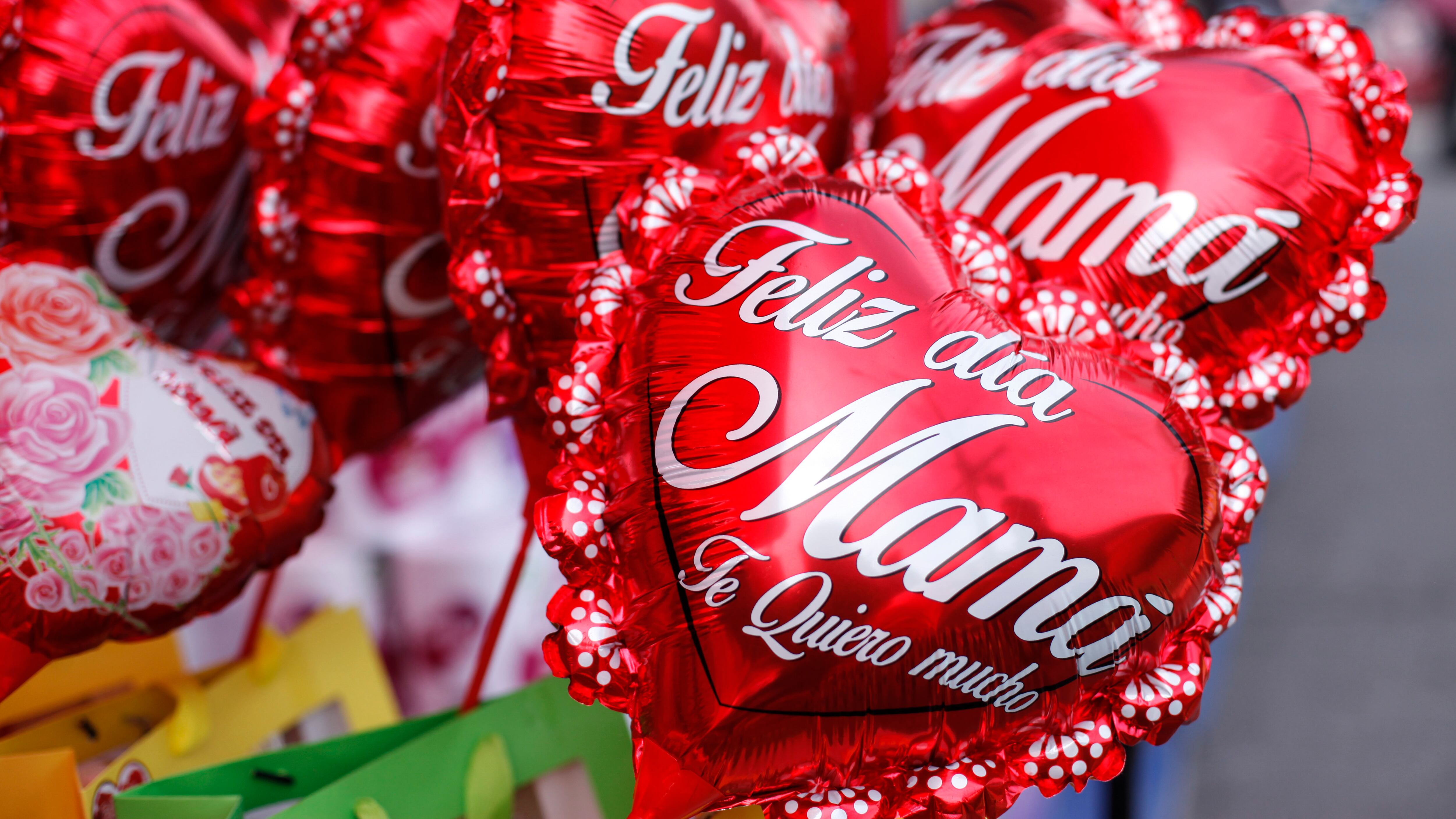 Dia de la Madre | 11 de MAYO de 2024 / PUENTE ALTO
Comerciantes venden productos por el Día de la Mamá, el que se celebra popularmente el segundo domingo de mayo.
FOTO: JESÚS MARTÍNEZ / AGENCIA UNO