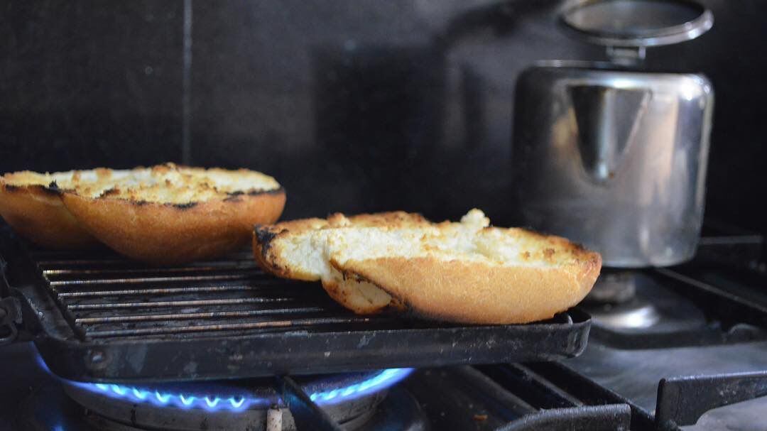 “Debería tener denominación de origen”: Indignación generó en redes tostador chileno que se vendía como “parrilla para arepas”