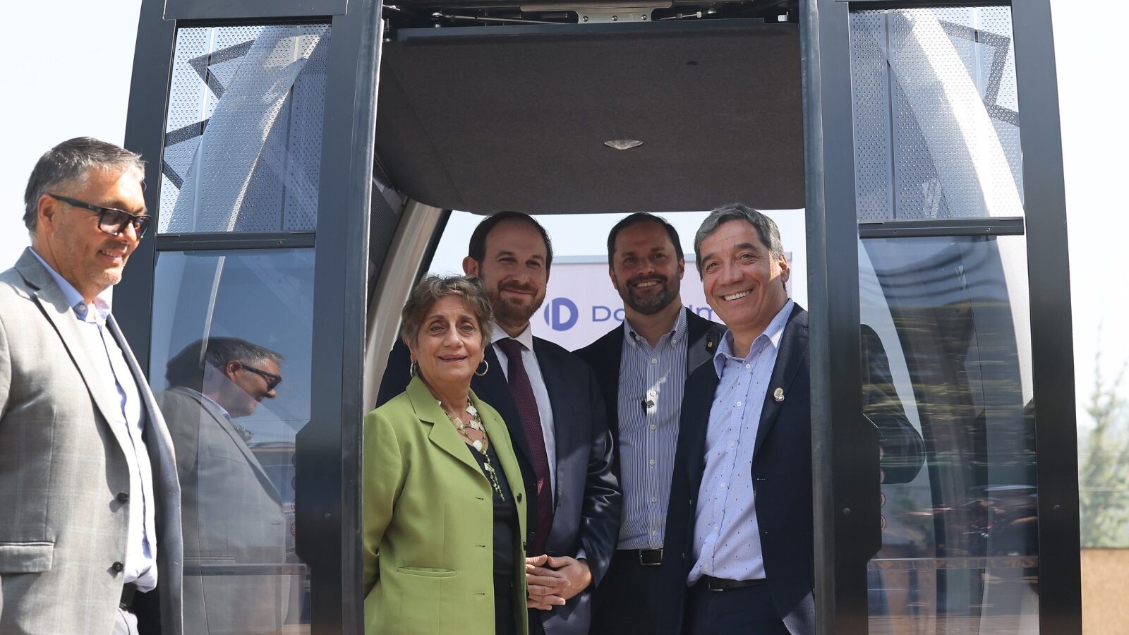 Presentan cabina del Teleférico Bicentenario