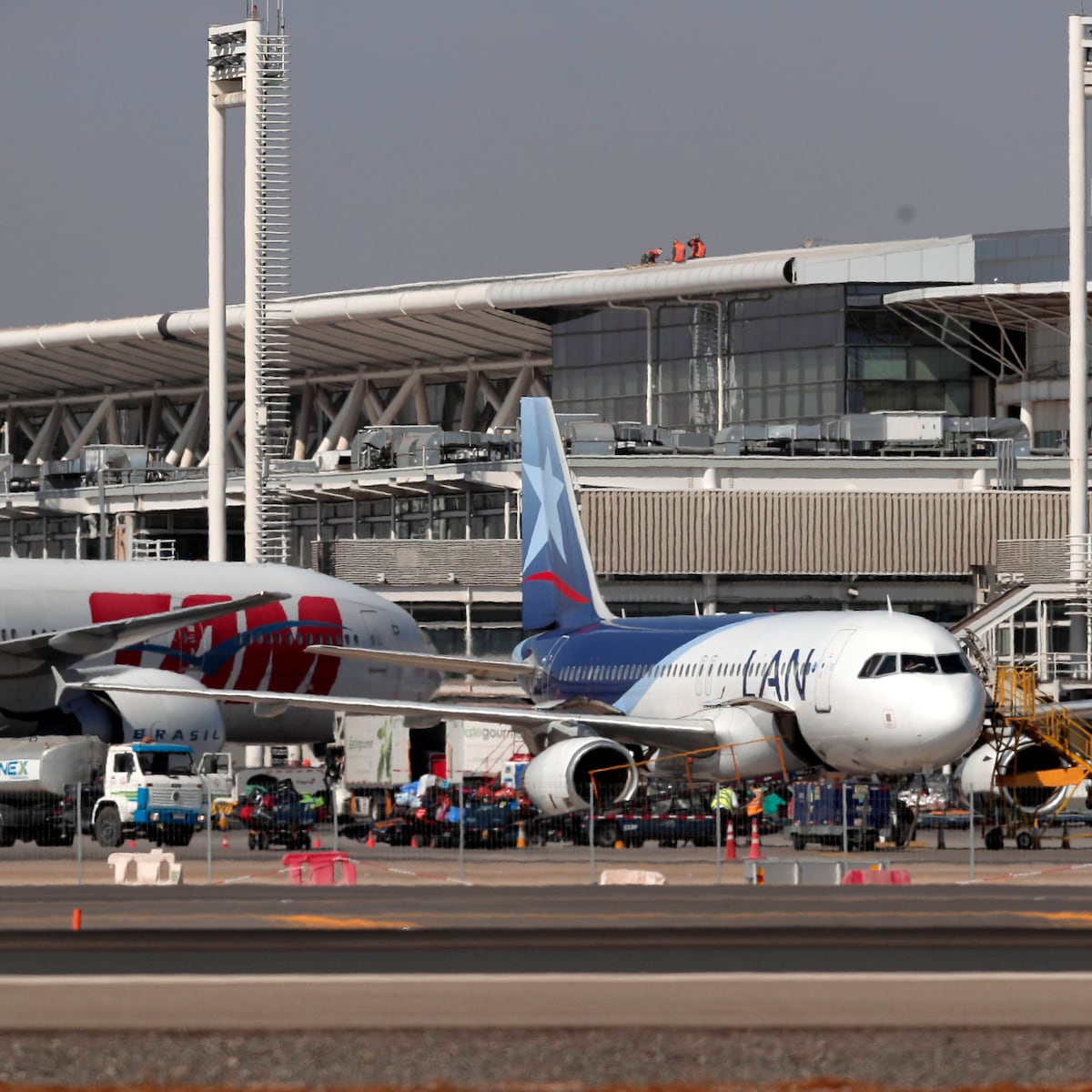 Alerta aviaria interrumpe vuelos en Aeropuerto de Santiago Alerta aviaria interrumpe vuelos en Aeropuerto de Santiago