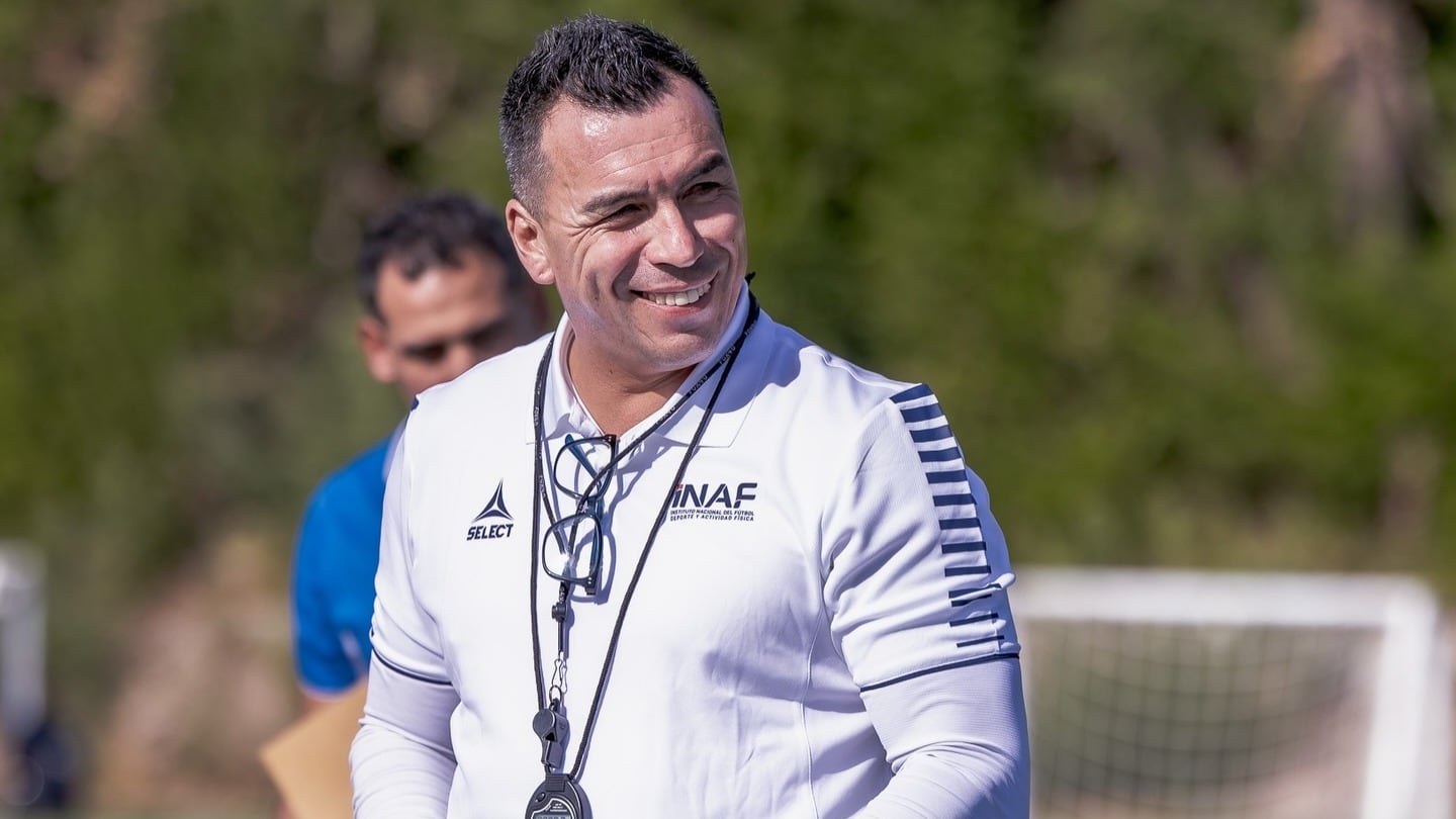 Esteban Paredes mostró la licencia de la Conmebol