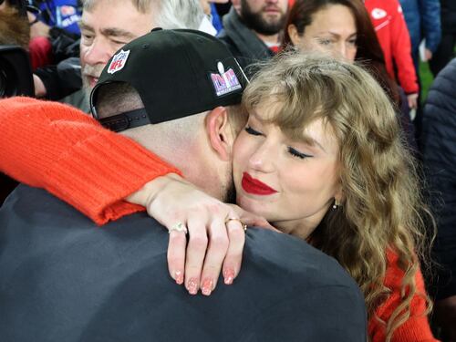 Travis Kelce y Taylor Swift tienen tierna celebración en la final de conferencia