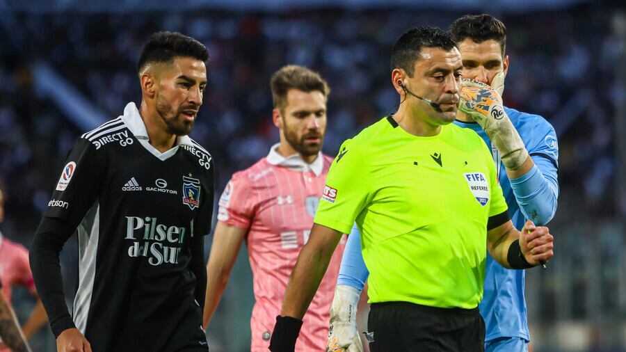 Hinchas de Colo Colo disparan contra Roberto Tobar y el VAR por jugadas no revisadas en duelo ante la UC