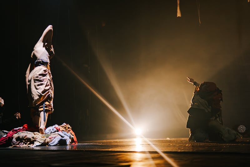 “LA EvidenciA”: Colectivo Incorpórea estrena obra que fusiona danza, diseño sonoro y materiales residuales en una experiencia inmersiva