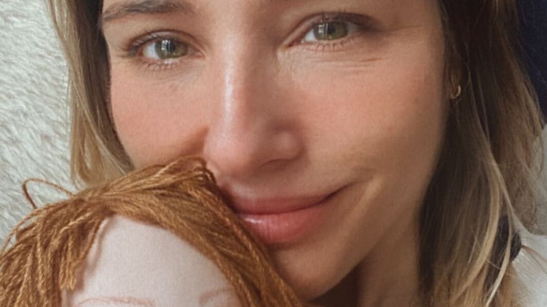 La actriz sigue un juicio en Estados Unidos en contra de su exesposo, John Bowe, por la tuición de su hijo.