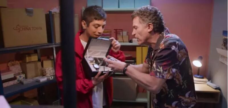 Divertidas reacciones dejó una escena de la teleserie de Mega “Juego de Ilusiones”, que hizo recordar a los televidentes el bullado caso relojes vip, luego de ver al personaje Guillermo y su sobrino revisando unos lujosos relojes robados, consignó Página 7.
Todo surgió luego que Joaquín fuera con su tío a conocer la bodega de la tienda que Mariana le regaló a Irene en el strip center, puesto que la idea de ella y su familiar es generar ingresos vendiendo accesorios y artículos de bisutería.
Pero, como siempre hay una oveja negra en la familia, la protagonista de la historia no imagina el negocio paralelo e ilegal que lleva adelante el gemelo de Julián.