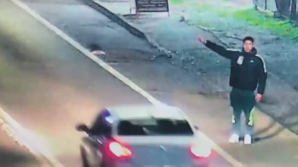 Brayan Cortés haciendo dedo