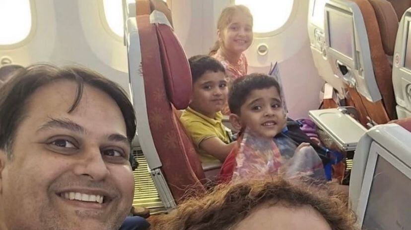 La última fotografía de familia que se mudaba a Londres y murió en trágico accidente aéreo en India