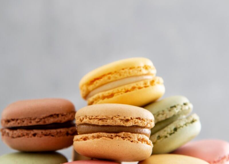 Pila de vista frontal de macarons dulces.