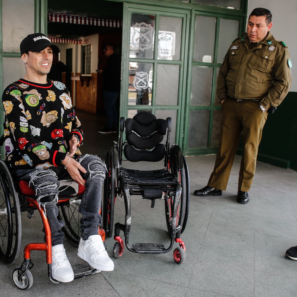 Carabineros recupera silla de ruedas robada a Alberto Abarza Carabineros recupera silla de ruedas robada a Alberto Abarza