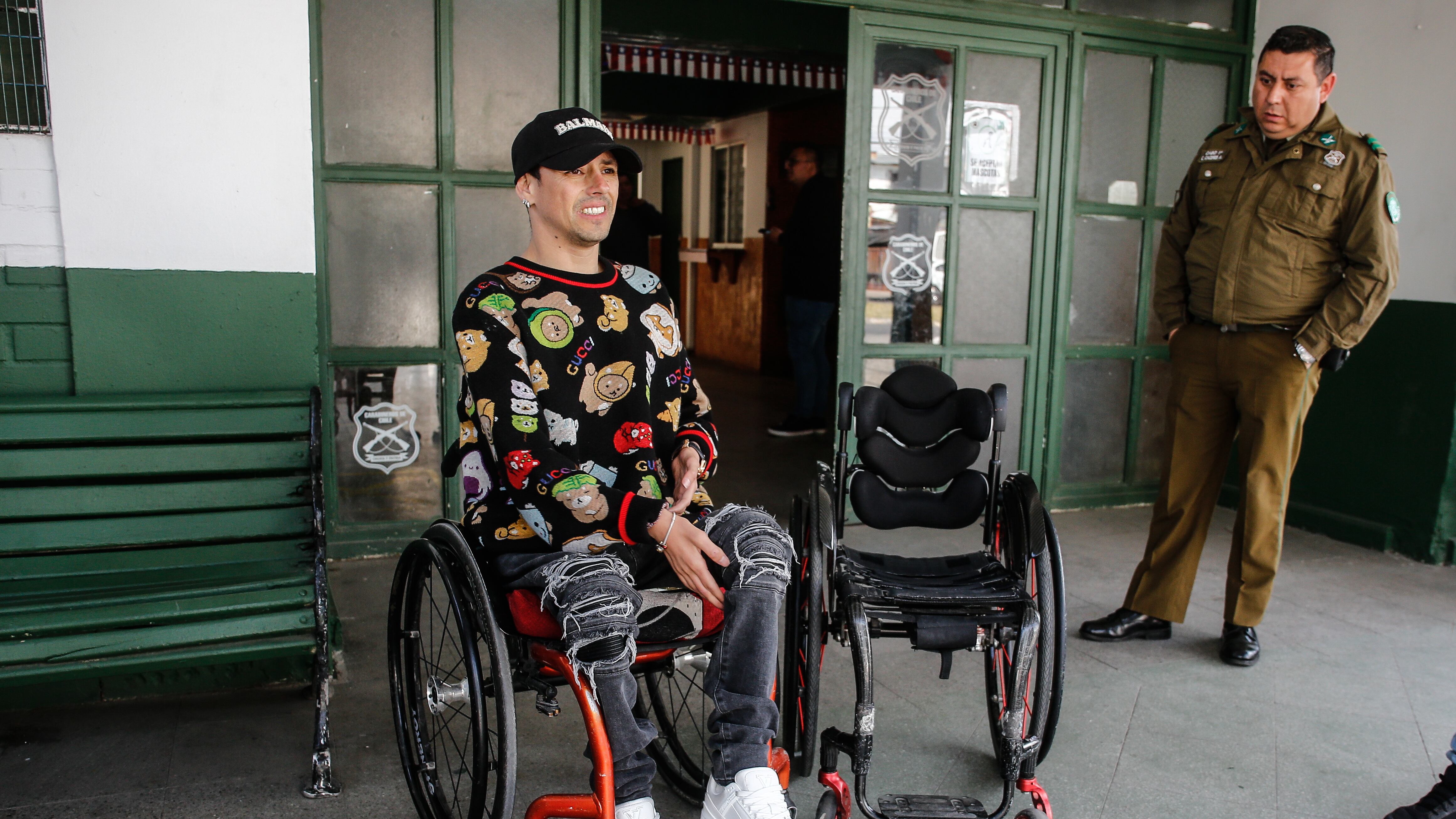 Recuperan Silla de Ruedas de Alberto Abarza | 21 DE SEPTIEMBRE DE 2024 / SANTIAGO
Persona entrega en la 52 Comisaría de Maipú la Silla de Ruedas del deportista Paralímpico Alberto Abarza luego de sufrir un portonazo donde fue agredido y despojado de su vehículo donde iba la silla especial para deportistas
FOTO: DIEGO MARTIN/AGENCIAUNO