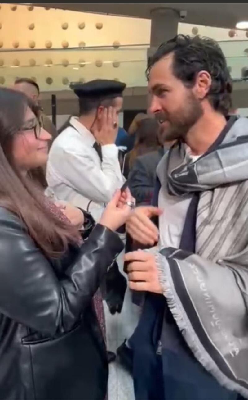 Fue en el mes de mayo cuando Belén Soto compartió en redes sociales un proyecto audiovisual que realizaría junto al también actor Matíass Assler. “Comenzamos, arrancamos, nos lanzamos!”, publicó en su cuenta de Instagram, junto a tres fotografías de gran producción, simulando una relación de pareja.
Sin embargo, a casi dos meses el anuncio no se supo nada más, hasta que el propio Matías reveló a Publimetro las razones de porqué no continuaron con el trabajo cinematográfico.
“Era un proyecto, pero la verdad es que se disolvió porque la productora era media extraña.  Así que abortamos misión y no vamos a participar en ese proyecto, ni ella ni yo”, reveló en conversación con este medio, durante el evento de moda de Adolfo Domínguez en el Centro Cultural La Moneda
