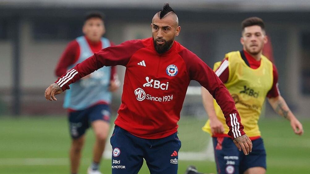 El seleccionado nacional comparó a la Roja con Manchester City y Barcelona.