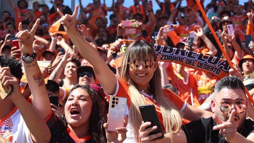 Imagen de fanáticos de Cobreloa celebrando en el estadio Bicentenario Fiscal de Talca el ascenso del equipo minero a Primera Dvisión tras vencer a Rangers por 2-1.