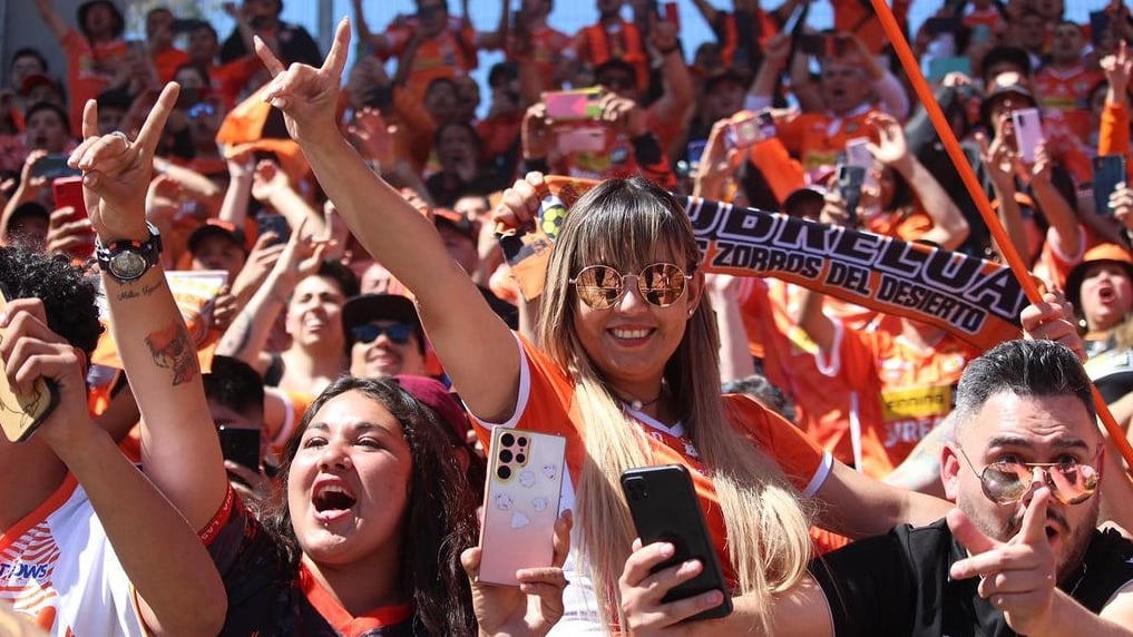 Imagen de fanáticos de Cobreloa celebrando en el estadio Bicentenario Fiscal de Talca el ascenso del equipo minero a Primera Dvisión tras vencer a Rangers por 2-1.