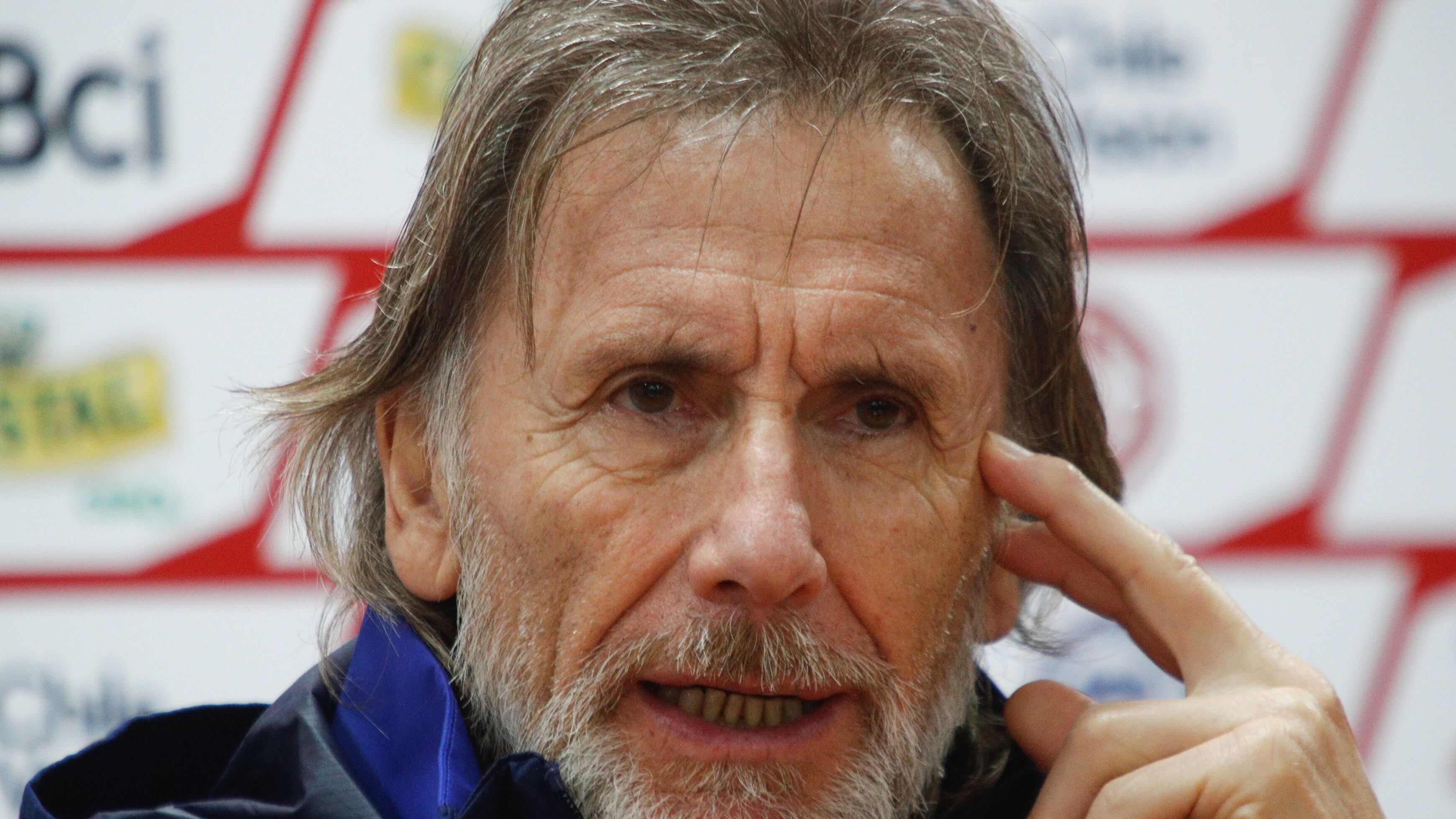 El estratego argentino reconoció que si pudiera, traería de regreso a Vélez Sarsfield al mediocampista de Colo Colo, Claudio Aquino.