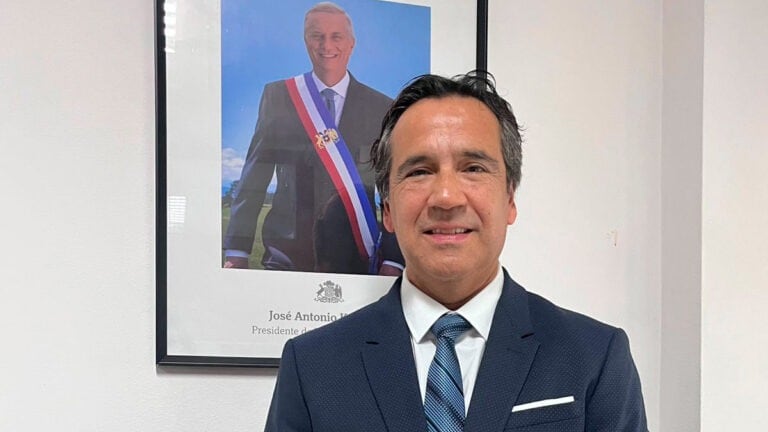 El actor y gestor cultural Renato Münster fue nombrado seremi de las Culturas de la RM