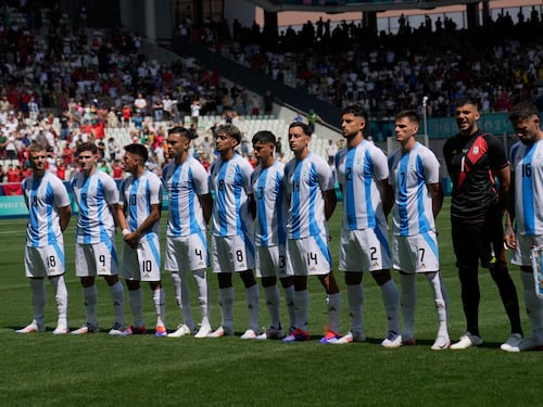 Selección argentina se lleva ensordecedora pifia de franceses en su debut en los Juegos Olímpicos
