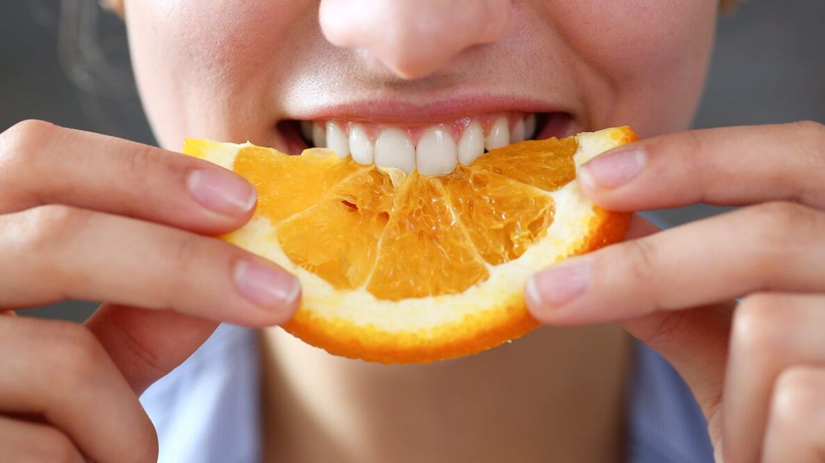 La naranja es una fruta que posee vitamina C y ayuda a dormir mejor.