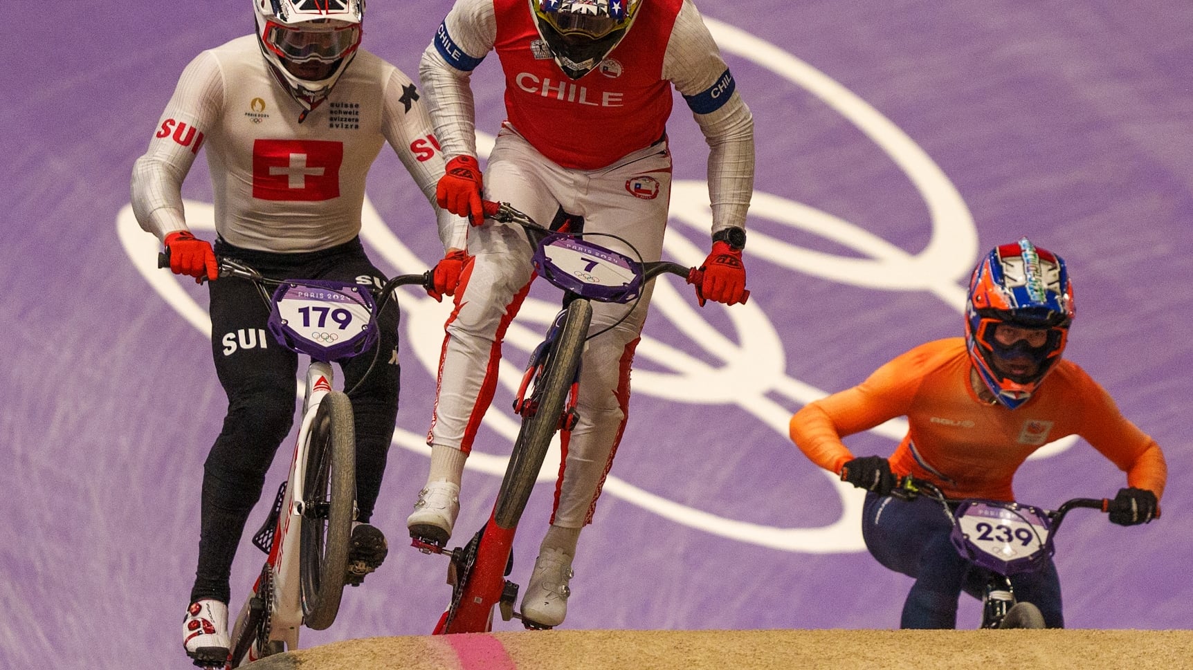 El ciclista chileno clasificó a las semifinales del BMX Racing gracias a su actuación en el repechaje.