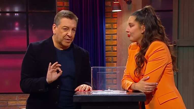 Aquello generó una sincera confesión del conductor de Contigo en la mañana. “Te digo algo, a mí me encantaría hacer un programa contigo de entretención, entrevistas”, lanzó.
“¿Cuántos capítulos lleva este programa? De estos cientos y tantos miles que llevamos, nunca le he dicho a nadie esto, que quede grabado”, complementó.
“Me gustaría algún día, en un programa en la noche, de conversación, de juegos, que animáramos juntos”, recalcó el periodista.