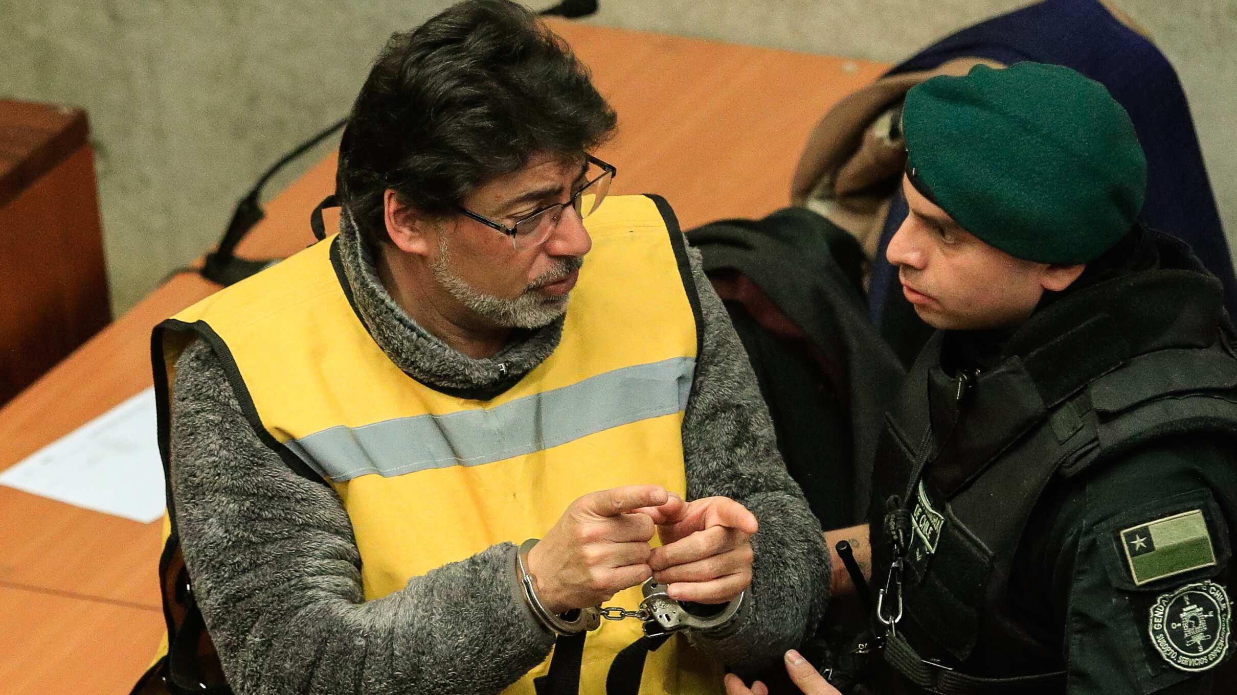 Daniel Jadue acude a tribunales esposado y con chaleco de imputado. / AGENCIAUNO