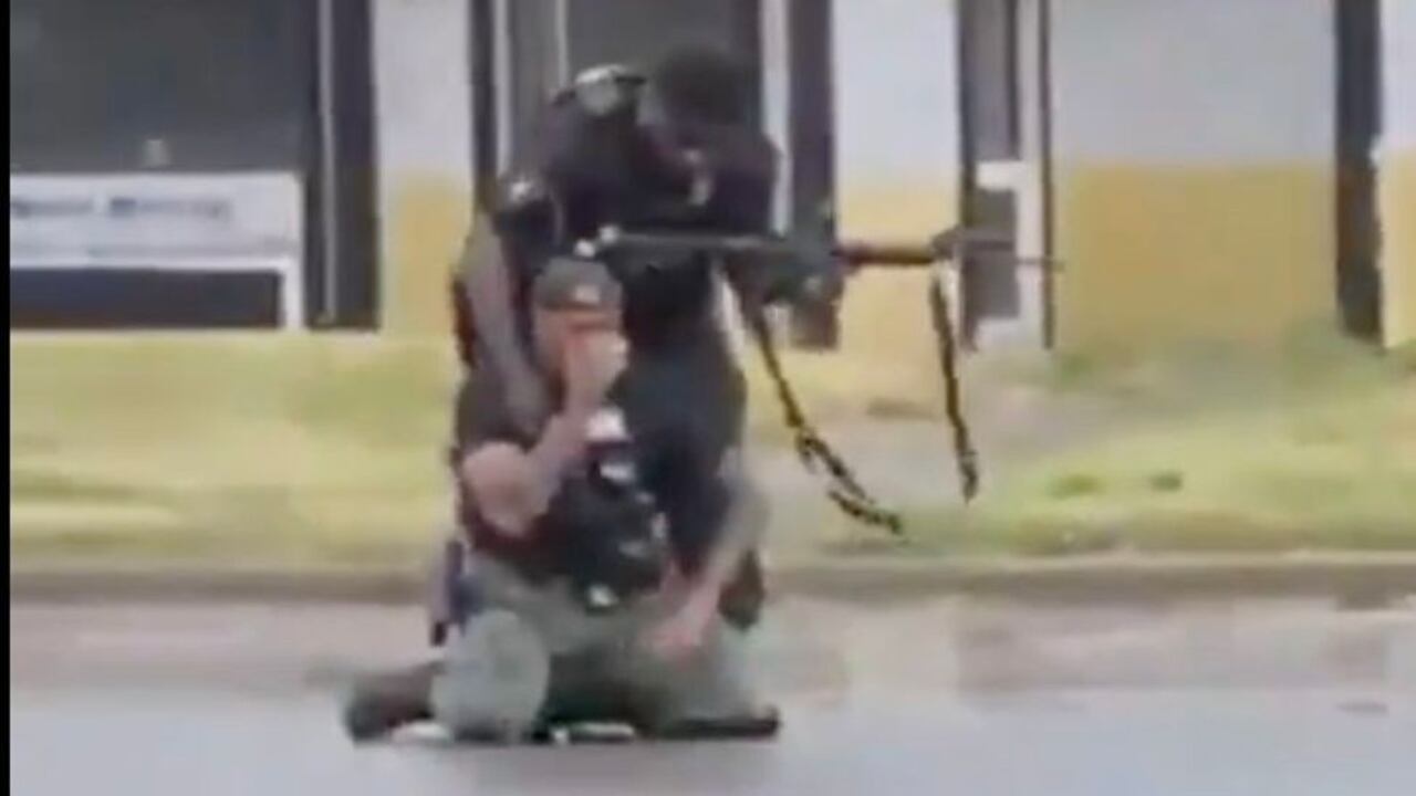 Policía llora