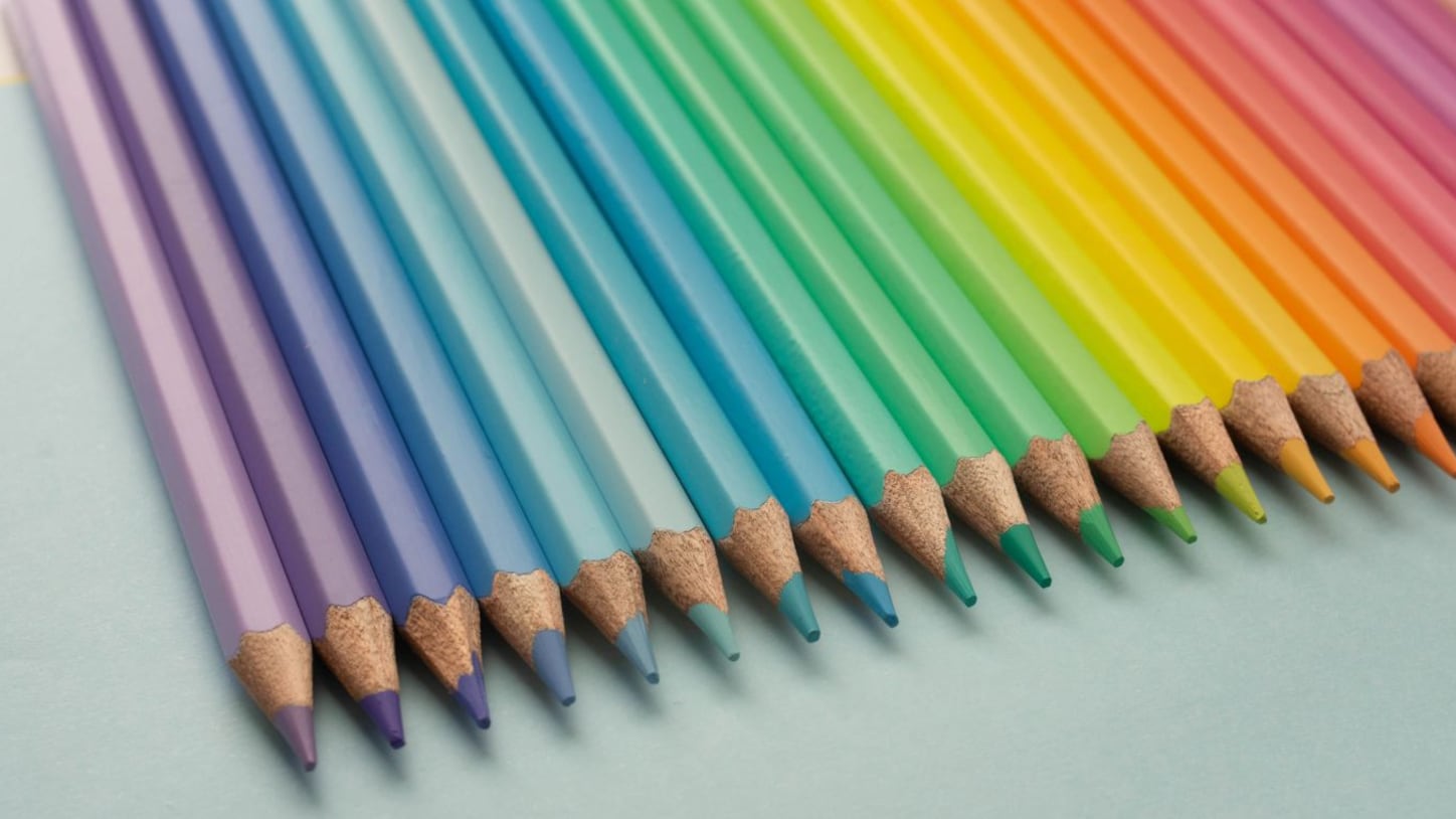 Prejuicios como la homofobia, la lesbofobia, la bifobia y la transfobia pueden llevar a problemas de autoestima y ansiedad, entre otros, aumentando las probabilidades de depresión y suicidio. Foto: Freepik.