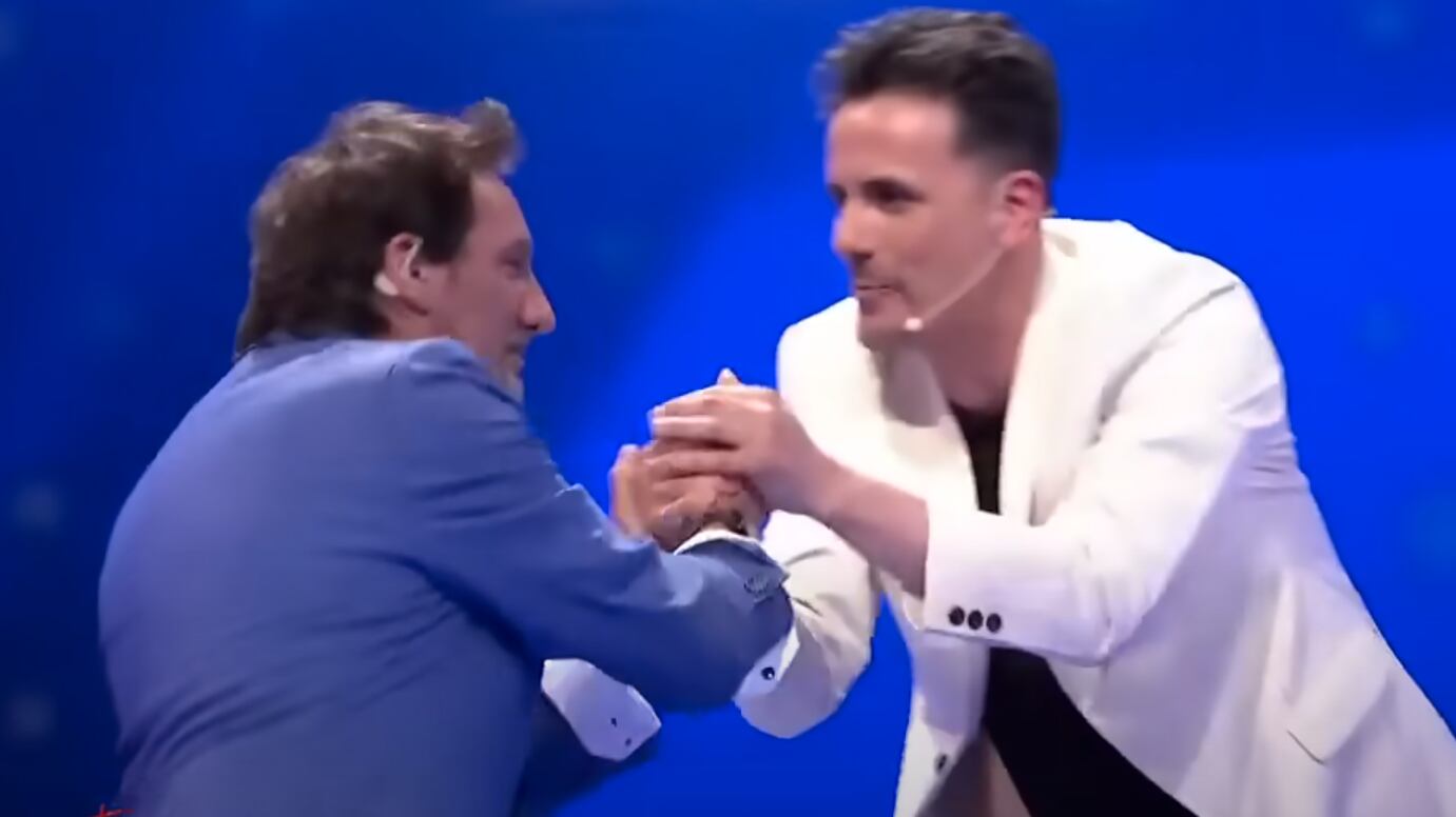 “Nos conocemos con Daniel hace 26 años, compartimos muchísimas horas en CHV y debo decirlo, con cierta pena, que me hubiese gustado mucho haber sido más amigo tuyo y haber podido tenderte una mano en ese minuto, porque nos cruzábamos siempre”, se sinceró.
“Me doy cuenta de lo poco que sabía de ti y hoy me alegra mucho saber que eres quien eres y saber que también has dado una pelea enorme por ti, por tu familia y por todos los que te quieren”, cerró emocionado su reflexión.