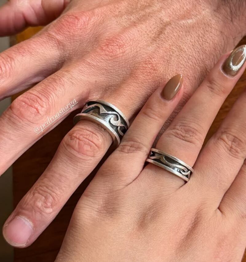 Michelle Carvalho y Pedro Astorga comparten anillos.